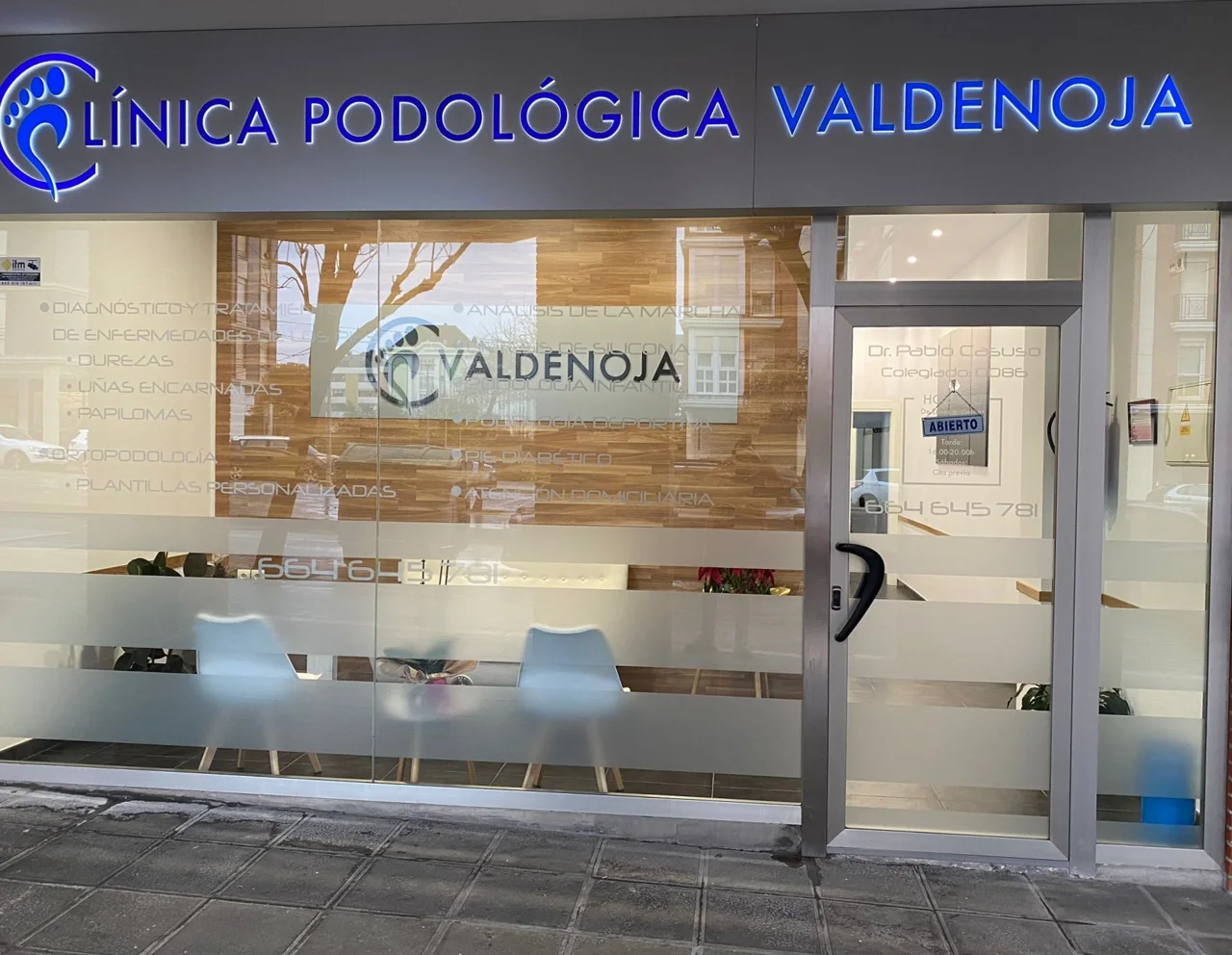 Fachada y entrada de la Clínica Podológica Valdenoja en Santander