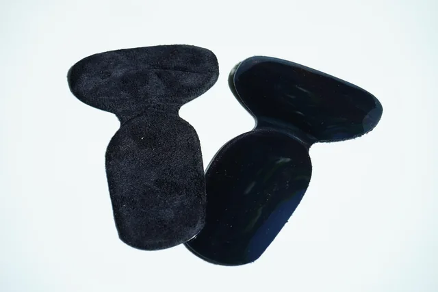 Dos plantillas de soporte negras sobre un fondo claro